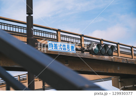[白兎海岸]海岸沿いの道路と美しい日本海の風景・信号と歩道橋 129930377