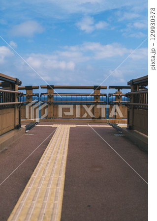 [白兎海岸]海岸沿いの道路と美しい日本海の風景・歩道橋 129930378