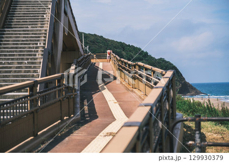 [白兎海岸]海岸沿いの道路と美しい日本海の風景・歩道橋 129930379