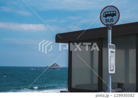 [白兎海岸]海岸沿いの道路と美しい日本海の風景・レトロなバス停 129930382