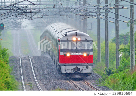 千歳線　島松－北広島　JR貨物　DF200-117（五稜郭）＋JR東日本　E26系（尾久） 129930694