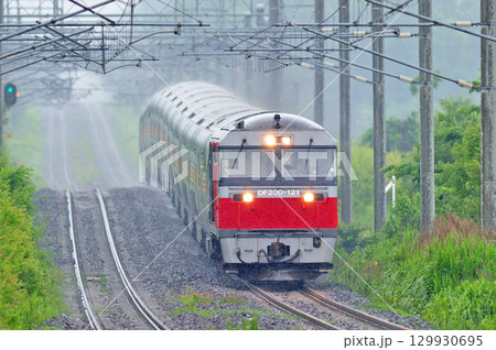 千歳線　島松－北広島　JR貨物　DF200-117（五稜郭）＋JR東日本　E26系（尾久） 129930695