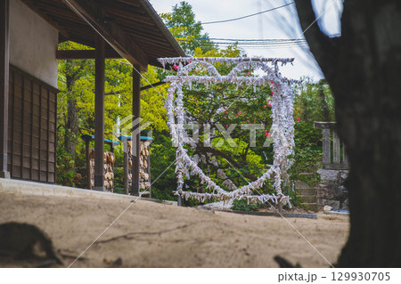 [白兎神社]鳥取にある歴史的な神社・おみくじが括り付けられたオブジェ 129930705
