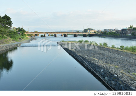 橘橋から見る宇治川と宇治橋(京都府宇治市) 橘橋から見る宇治川と宇治橋(京都府宇治市) 129930833