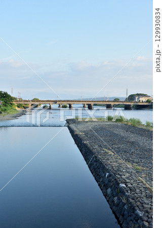 橘橋から見る宇治川と宇治橋(京都府宇治市) 橘橋から見る宇治川と宇治橋(京都府宇治市) 129930834