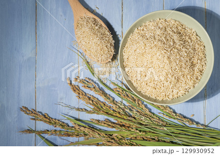 Top view of a green bowl filled with brown rice Top view of a green bowl filled with brown rice 129930952