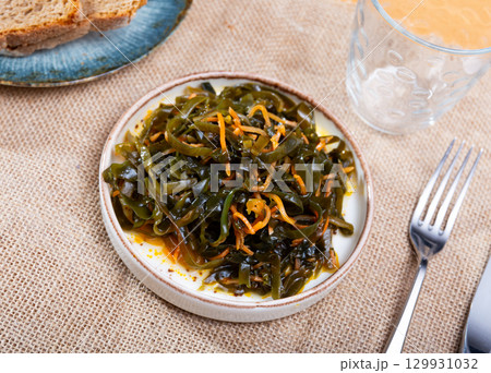 Sea kale salad with carrots served in bowl 129931032