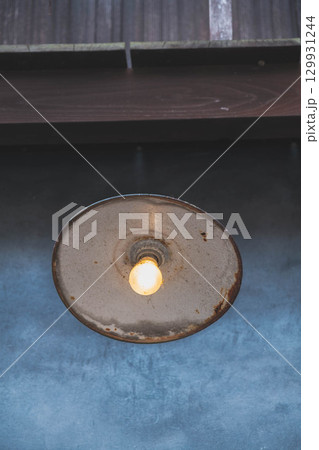 [倉吉白壁土蔵群]レトロなランプ 129931244