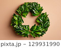 緑の葉で作られたリサイクルマーク　エコ背景素材 129931990