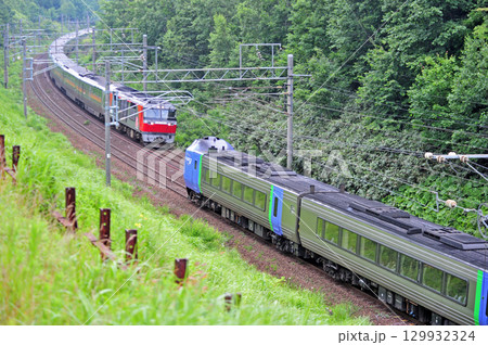 千歳線　上野幌－西の里（信）　JR貨物　DF200-61（五稜郭）＋JR東日本　E26系（尾久） 129932324