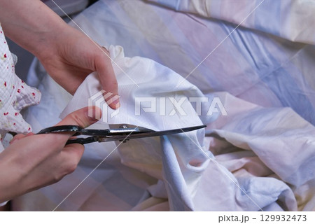 Woman cutting fabric ( side point of view close up) 129932473