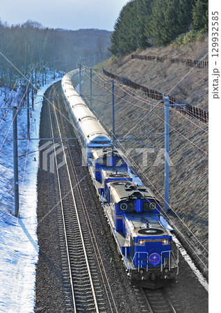 千歳線　上野幌－西の里（信）　JR北海道　DD51-1143（函館）＋JR東日本　E26系（尾久） 129932585