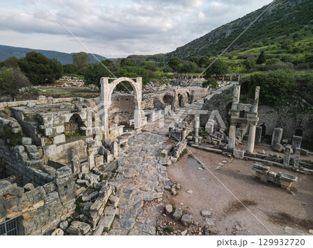 Stone arch on paved avenue among ruins of ephesus archaeological site, Turkey Stone arch on paved avenue among ruins of ephesus archaeological site, Turkey 129932720