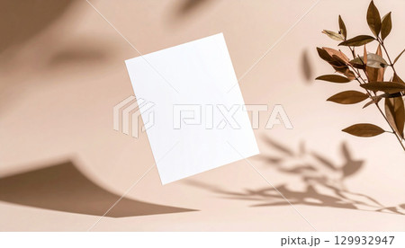 柔らかな影と枝葉のシルエットに浮かぶ白い紙 柔らかな影と枝葉のシルエットに浮かぶ白い紙 129932947