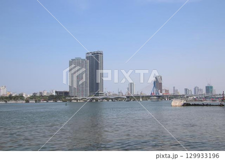 ベトナムダナンのハン川風景 129933196