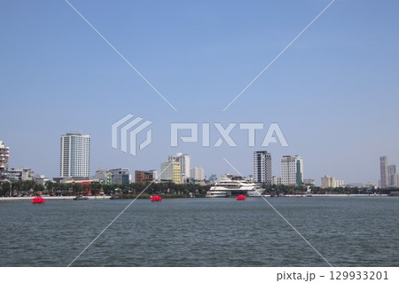 ベトナムダナンのハン川風景 129933201