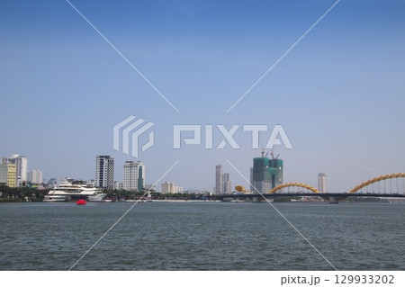 ベトナムダナンのハン川風景 129933202