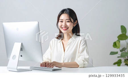 パソコンで仕事をするビジネスウーマン パソコンで仕事をするビジネスウーマン 129933435