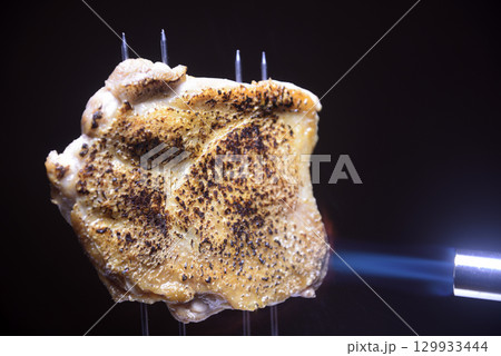 鶏モモ肉をガスバーナーで炙る 鶏モモ肉をガスバーナーで炙る 129933444