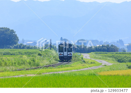 夏の田園地帯を走るMT-4000系　南阿蘇鉄道　熊本県阿蘇郡 129933477