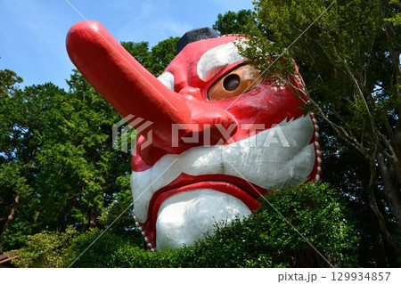 空を見上げる大きな天狗面 129934857