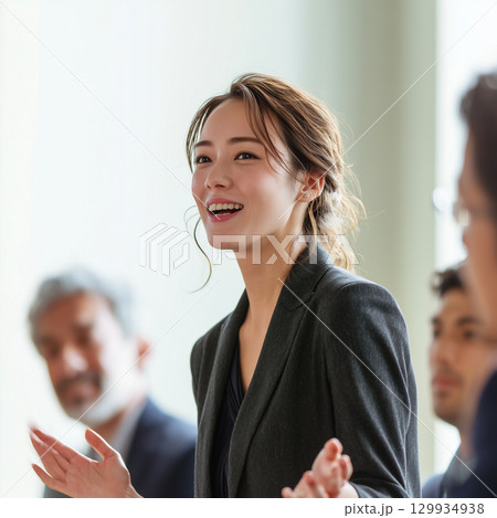 笑顔で話す日本人女性ビジネスパーソン｜会議やプレゼンで信頼感を伝えるリーダーの姿 129934938