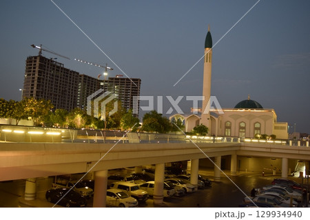 夜のモスク(サウジアラビア・メディナ駅前) 129934940