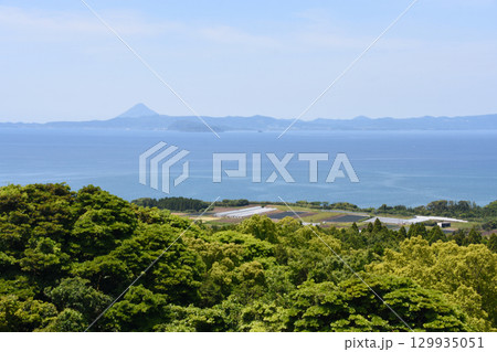 霧島が丘公園の塔から見た開聞岳と鹿児島湾 129935051
