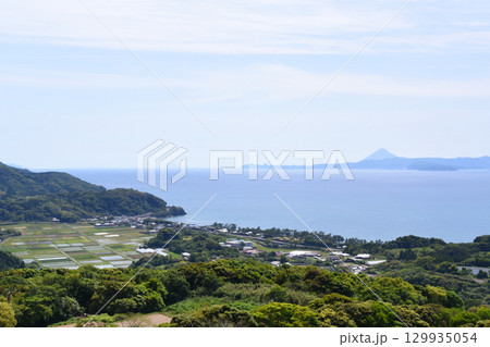 霧島が丘公園の塔から見た開聞岳と鹿児島湾 129935054