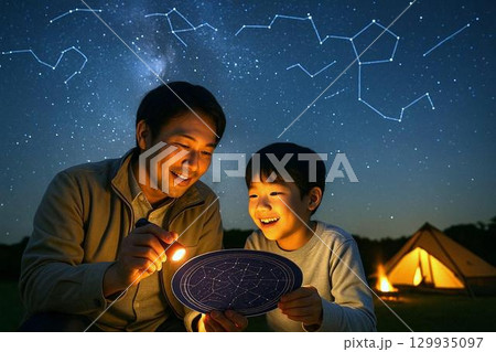 夏の夜に美しい天の川を見上げる親子 129935097