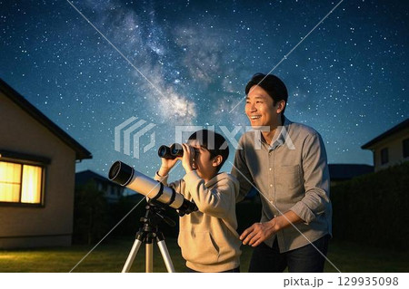 夏の夜に美しい天の川を見上げる親子 129935098