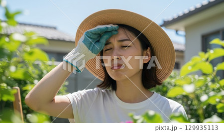 炎天下で熱中症の危険がある熱そうな女性 129935113