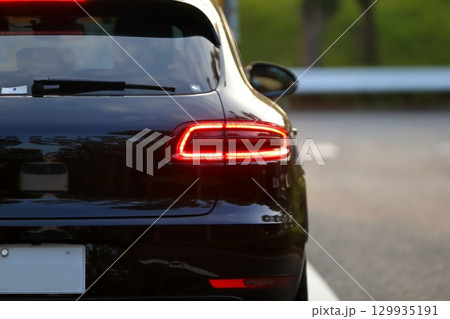 車のテールランプ 129935191