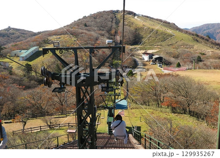 鈴鹿山脈の主峰、秋の御在所岳：ロープウェイ山上駅と山頂を結ぶリフト 129935267