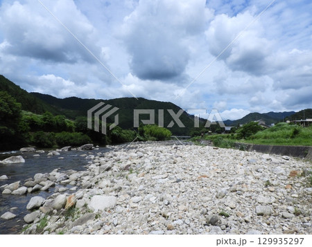 夏空と清流が広がる山間の河原風景 129935297