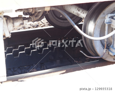 大井川鉄道のラックレールとSLの動輪 129935318