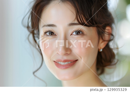 笑顔の美肌日本人　ヘアメイクスタイル 美人女性像を生成AIで表現（横写真） 129935329