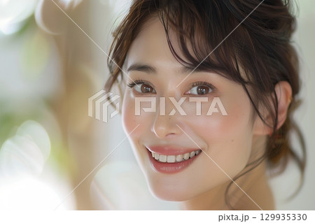 笑顔の美肌日本人　ヘアメイクスタイル 美人女性像を生成AIで表現（横写真） 129935330