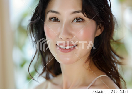 笑顔の美肌日本人　ヘアメイクスタイル 美人女性像を生成AIで表現（横写真） 129935331