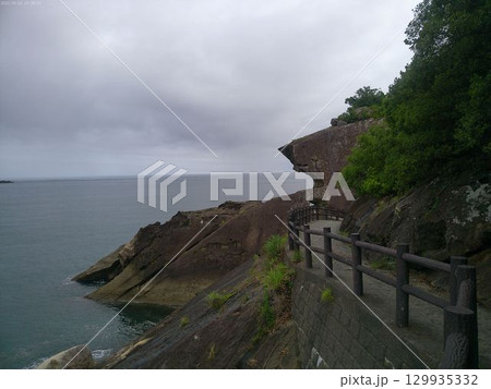 三重県熊野・鬼ヶ城の断崖と海岸遊歩道 三重県熊野・鬼ヶ城の断崖と海岸遊歩道 129935332