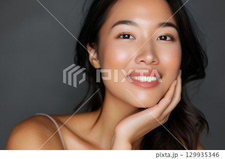 笑顔の美肌日本人　ヘアメイクスタイル 美人女性像を生成AIで表現（横写真） 129935346