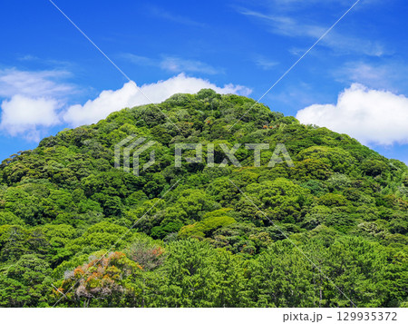 指月山と青空 指月山と青空 129935372