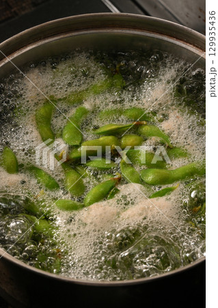 枝豆を茹でている様子 枝豆を茹でている様子 129935436