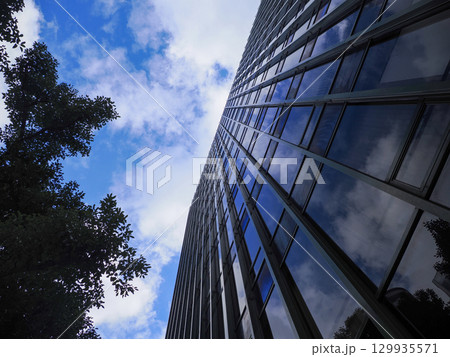ビルディングのある風景 129935571