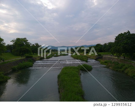 京都・鴨川の夕暮れ風景 129935612