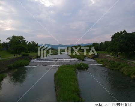 京都・鴨川の夕暮れ風景 京都・鴨川の夕暮れ風景 129935613