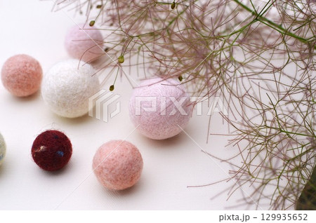 スモークツリーと羊毛フェルトのボール スモークツリーと羊毛フェルトのボール 129935652