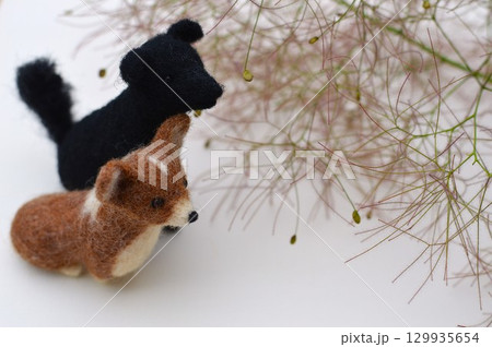 スモークツリーと羊毛フェルトの犬 スモークツリーと羊毛フェルトの犬 129935654