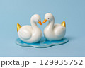並んで泳ぐ二羽の白鳥 129935752