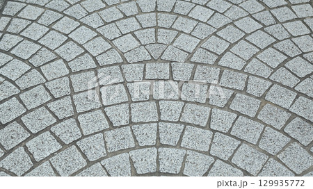 円舗装の石畳み 円舗装の石畳み 129935772
